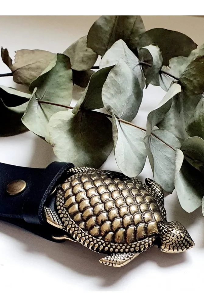 Cinturón de piel negro con hebilla tortuga
