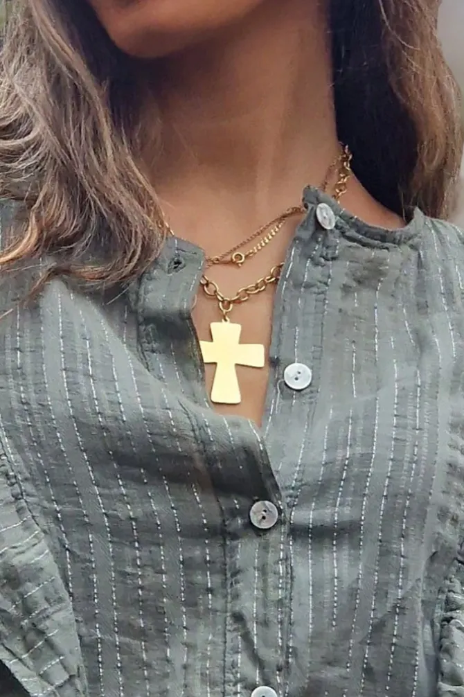 Collar de acero cruz dorada