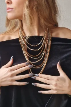 Collar de piedras en tonos camel