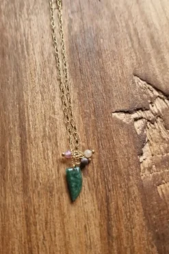 Collar dorado con cuerno pequeño verde