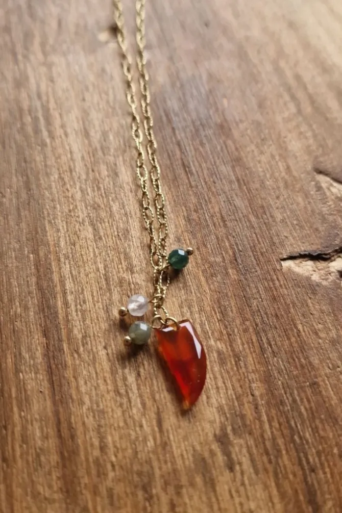 Collar dorado con cuerno pequeño granate