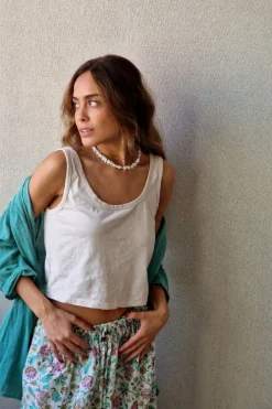 Crop top de asas en color beige