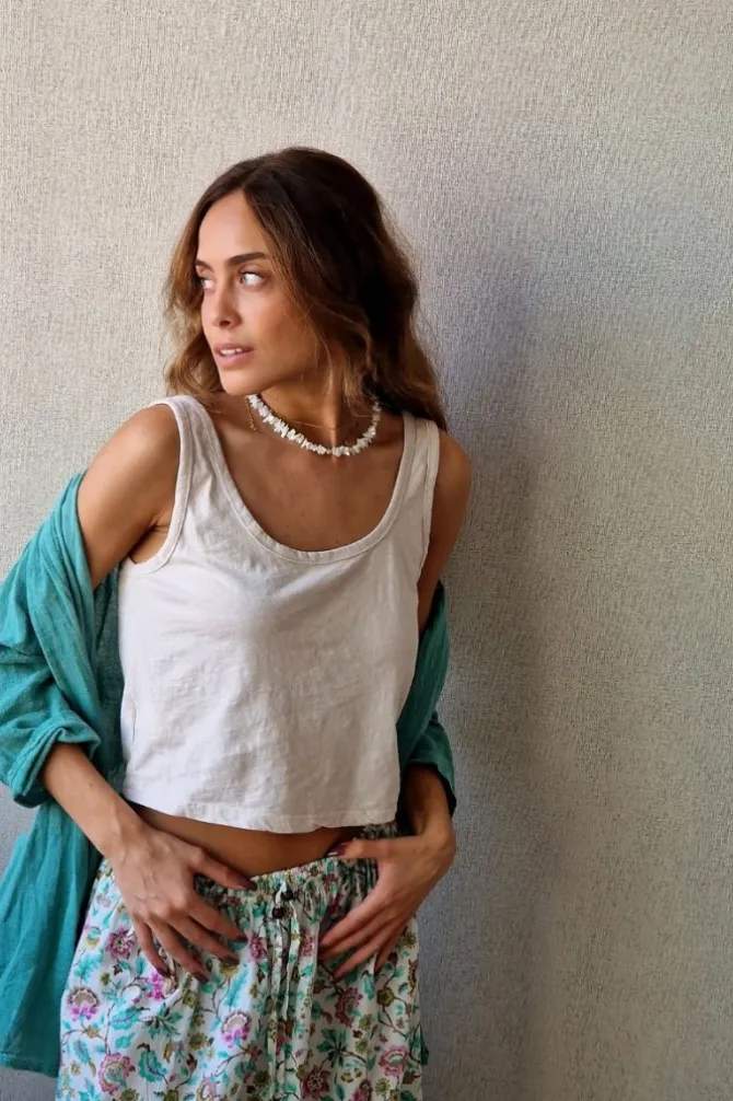 Crop top de asas en color beige