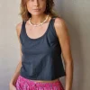 Crop top de asas en color gris oscuro