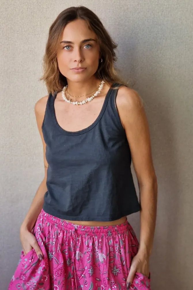 Crop top de asas en color gris oscuro