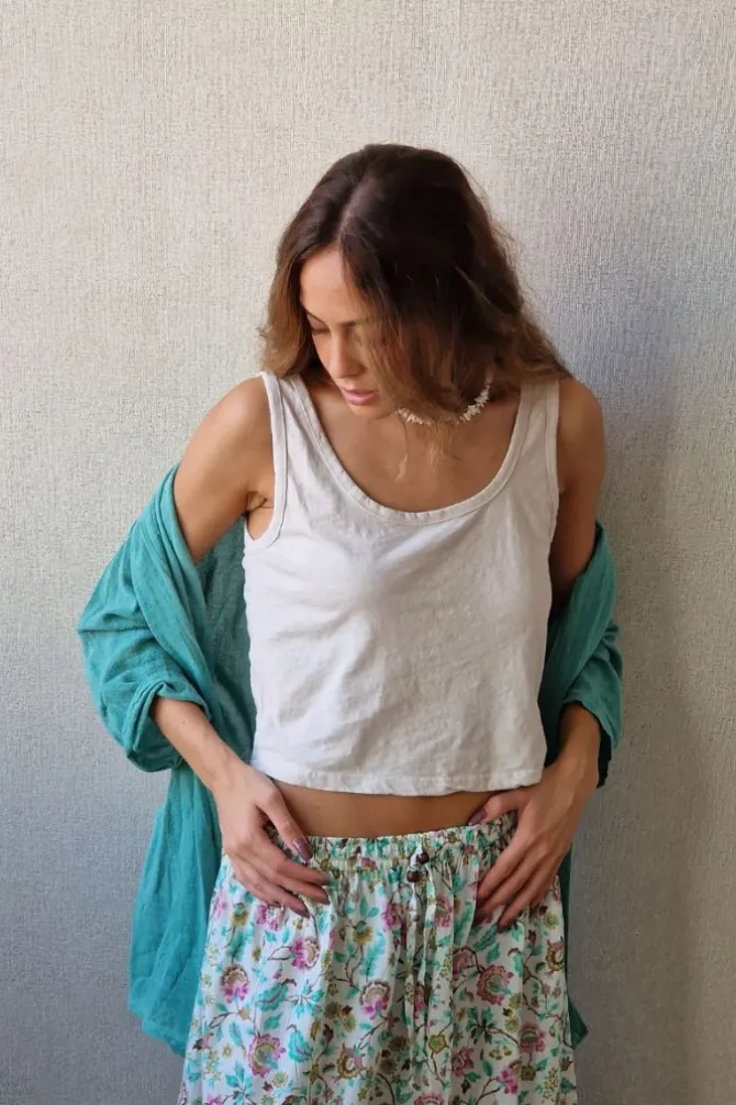 Crop top de asas en color beige