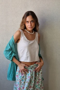Crop top de asas en color beige