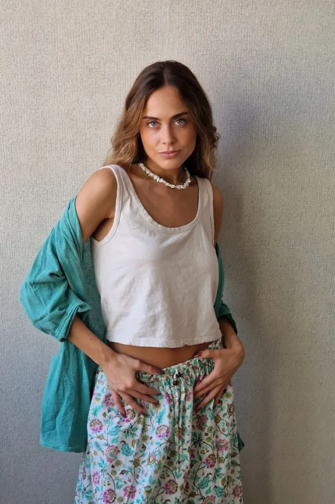 Crop top de asas en color beige