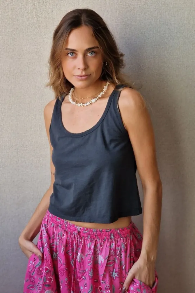Crop top de asas en color gris oscuro