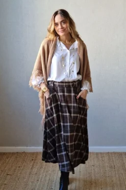 Falda de cuadros marrón