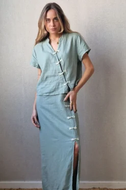Falda de lino con botones chinos verde