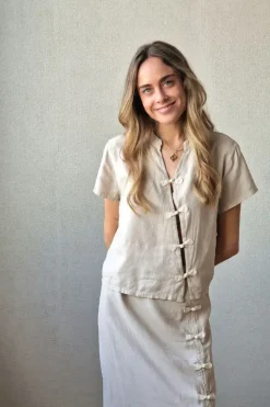 Falda de lino con botones chinos beige