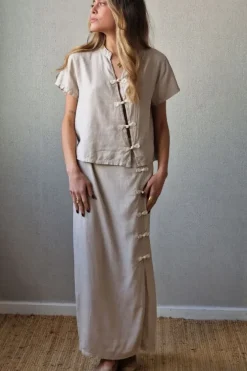 Falda de lino con botones chinos beige