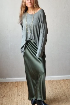 Falda tipo raso con goma verde