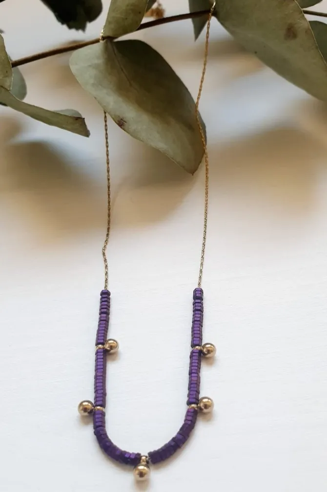 Gargantilla de acero con estrellas y piedras de colores violetas