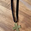 Gargantilla de terciopelo negro y cruz de acero