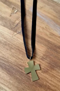 Gargantilla de terciopelo negro y cruz de acero
