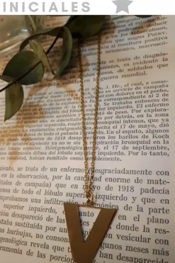 Gargantilla dorado con inicial grande