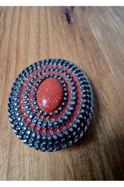 Hebilla lacada con piedra naranja quemada