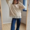 Jersey beige de cuello redondo con puntilla