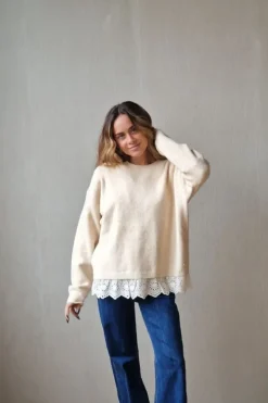 Jersey beige de cuello redondo con puntilla
