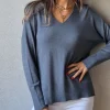 Jersey básico de cuello pico gris