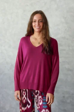 Jersey básico de cuello pico burdeos
