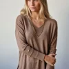 Jersey básico de cuello pico camel