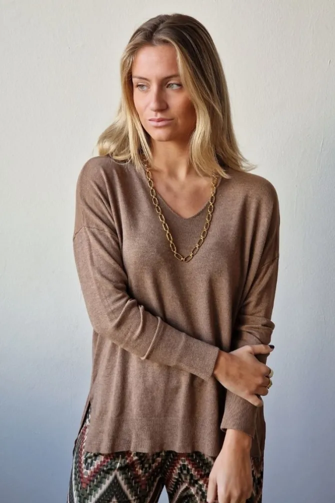 Jersey básico de cuello pico camel