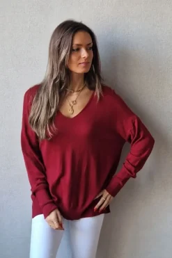 Jersey básico de cuello pico granate