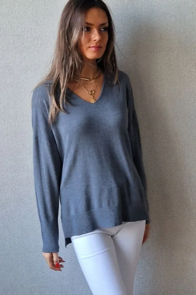 Jersey básico de cuello pico gris