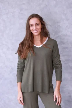 Jersey básico de cuello pico verde militar