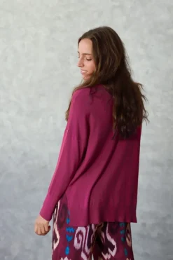 Jersey básico de cuello pico burdeos