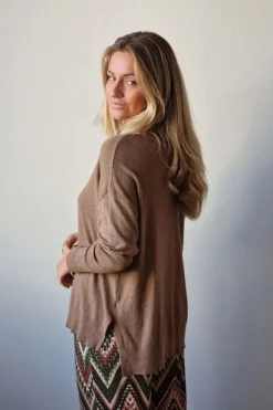 Jersey básico de cuello pico camel