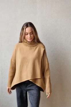 Jersey cuello alto cruzado camel