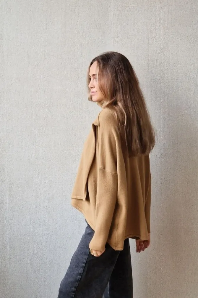 Jersey cuello alto cruzado camel