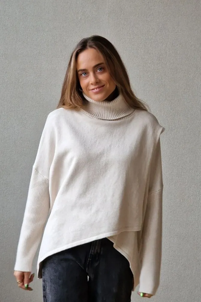 Jersey cuello alto cruzado beige