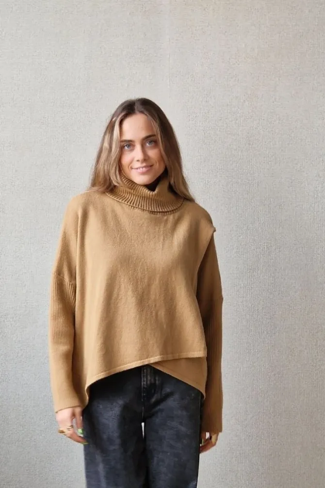 Jersey cuello alto cruzado camel