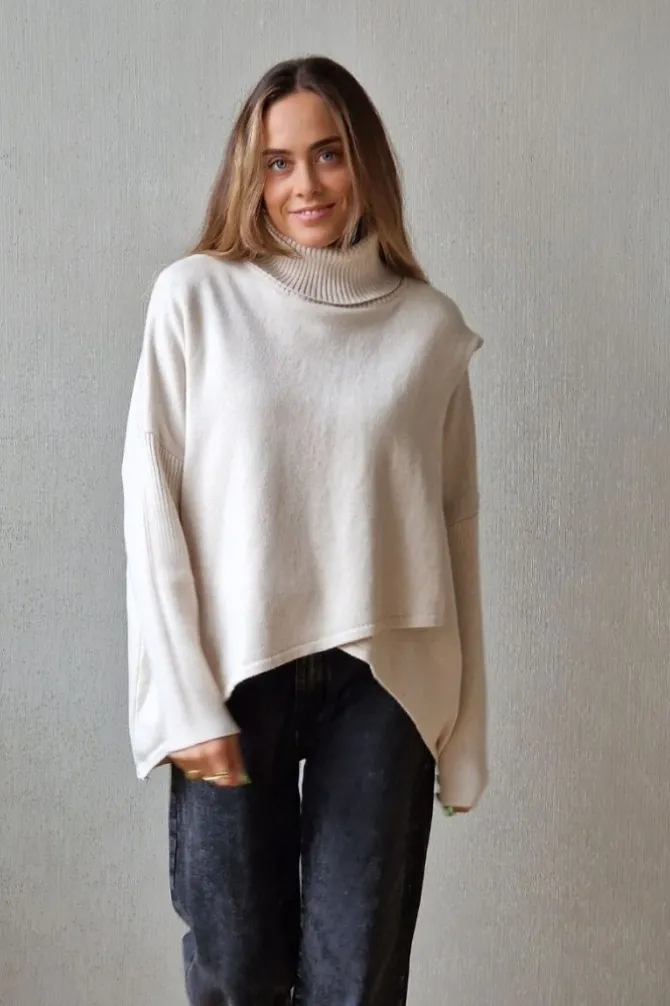 Jersey cuello alto cruzado beige