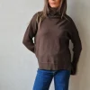 Jersey cuello cisne con dibujo trenzas laterales marrón