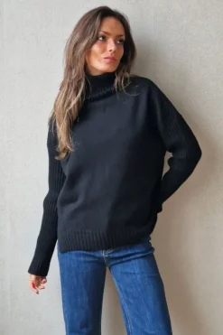 Jersey cuello cisne con dibujo trenzas laterales negro
