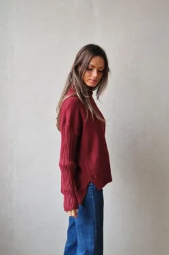 Jersey cuello cisne con dibujo trenzas laterales granate