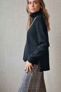 Jersey cuello cisne con raya central negro