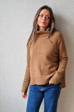Jersey cuello cisne con raya central camel
