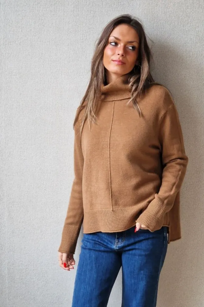 Jersey cuello cisne con raya central camel