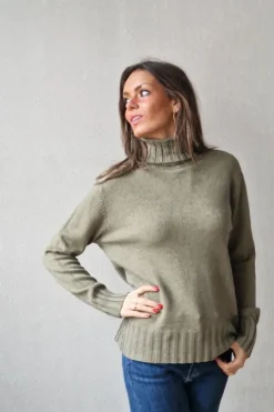 Jersey cuello cisne de canalé verde militar
