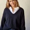 Jersey cuello pico con pespunte negro