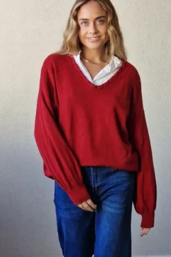 Jersey cuello pico con pespunte burdeos