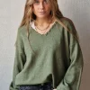 Jersey cuello pico con pespunte verde militar