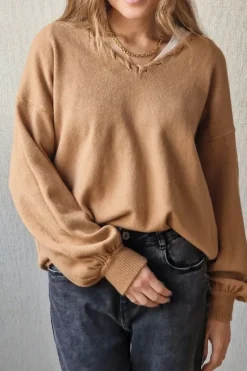 Jersey cuello pico con pespunte camel